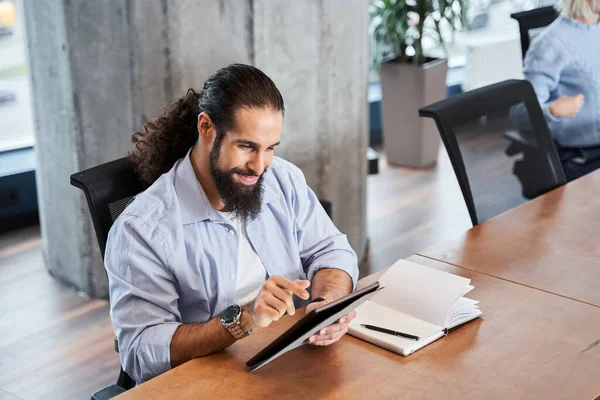 Homem olhando para a tela do gadget com sorriso — Fotografia de Stock