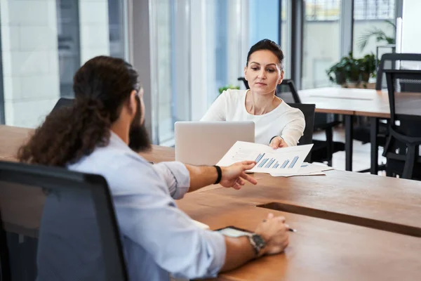 Femme d'affaires est assis à la table avec son collègue — Photo