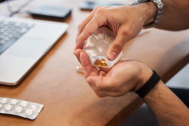 İş arkadaşı eline ilaç verdi.