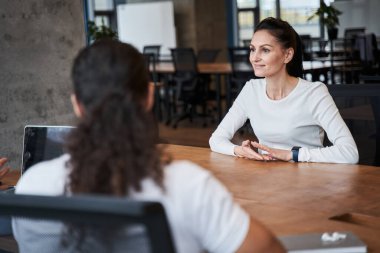 İşçiler birlikte iş konularını tartışıyor