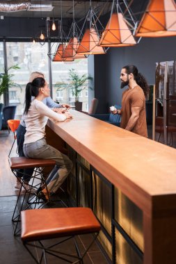 Ellerinde fincanlarla çalışanlar.