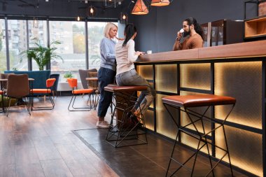 Ofis çalışanları kahve içiyor.