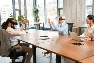 Sanal gerçeklik gözlükleriyle çalışan geliştiriciler