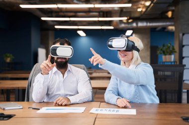 Ofis çalışanı ya da işadamı Oculus yarık kulaklığı kullanıyor