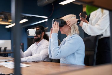 Sanal gerçeklik gözlüğü kullanan insanlar