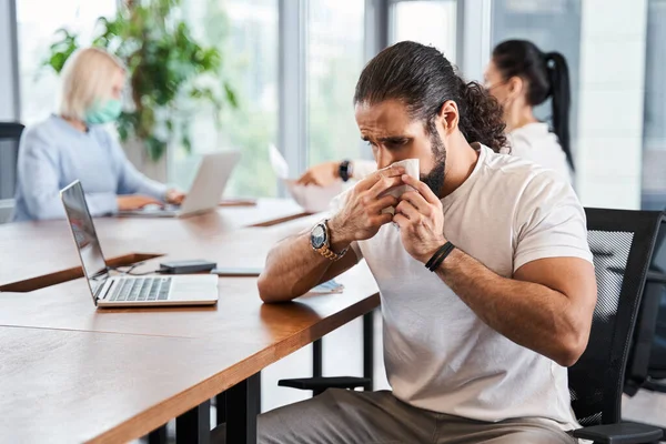 Hombre sentado de forma aparente a la mesa — Foto de Stock