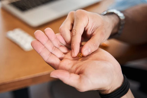 Man die een medicijn in zijn handen heeft — Stockfoto