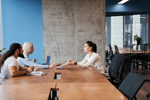 Los empresarios están trabajando juntos — Foto de Stock