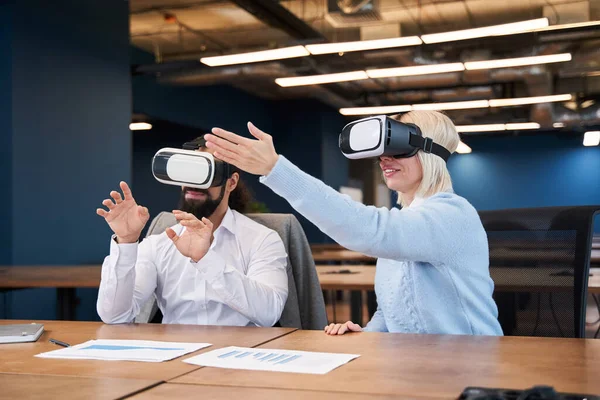 Człowiek korzystający z futurystycznych technologii w okularach wirtualnej rzeczywistości — Zdjęcie stockowe