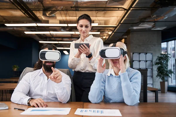 Auriculares Man in VR tocando algo en la pantalla virtual — Foto de Stock