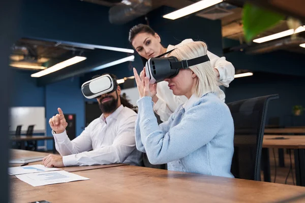 Люди, использующие очки виртуальной реальности — стоковое фото