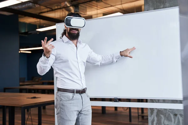 Biznesmen burza mózgów podczas korzystania z gogli VR — Zdjęcie stockowe