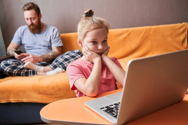 Flicka utforskar den bärbara datorn — Stockfoto