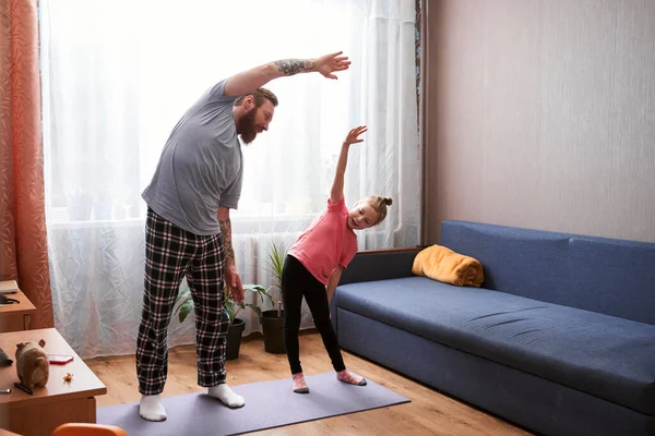 Ojciec i jego córeczka robią poranne ćwiczenia — Zdjęcie stockowe