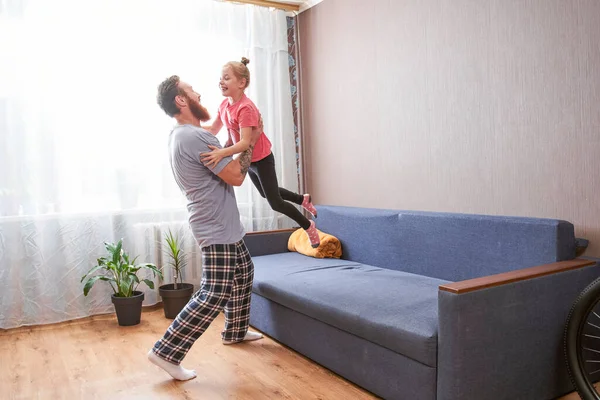 Ojciec i jego słodka córka bawią się razem w przytulnym mieszkaniu — Zdjęcie stockowe