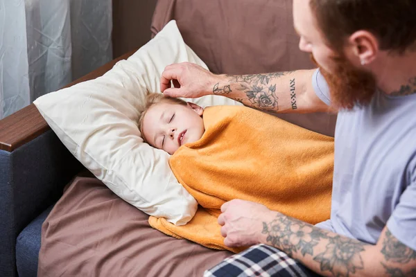 Far vidrör huvudet och rätar ut håret på sin sjuka ohälsosamma dotter — Stockfoto