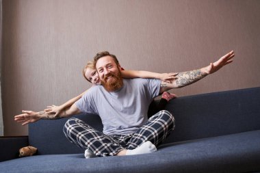 Baba ve sevgili kızı birlikte vakit geçirirken gülüyorlar.