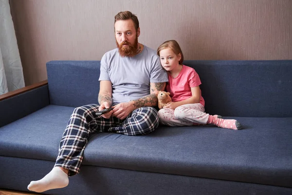 Padre y su hermosa hija rubia viendo la televisión — Foto de Stock