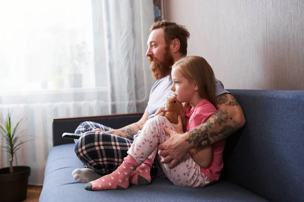 Far med småbarn dotter tittar på tv — Stockfoto
