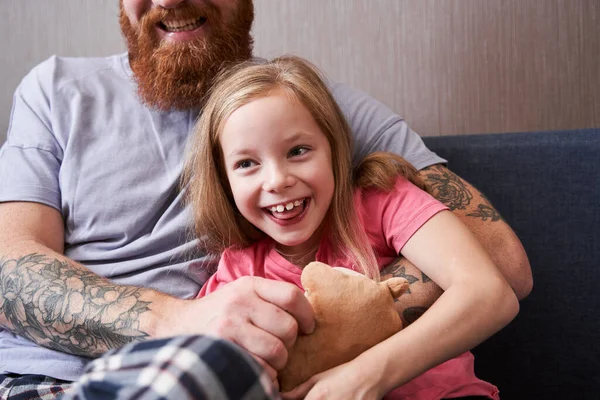 Отец и его маленькая дочь веселятся вместе — стоковое фото