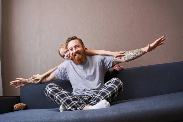 Padre y su encantadora hija se ríen mientras pasan tiempo juntos. — Foto de Stock