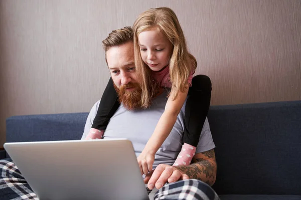 Far i pyjamas och hans söta lilla dotter — Stockfoto