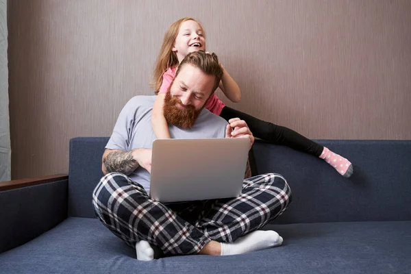 Far håller laptop i knät sittandes på Lotus pose — Stockfoto