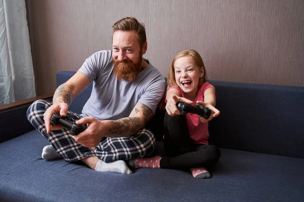 Táta těší videohry se svou roztomilou úžasnou dcerou — Stock fotografie