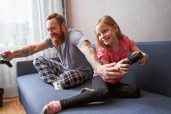 Táta a roztomilá dcerka sedí na gauči — Stock fotografie