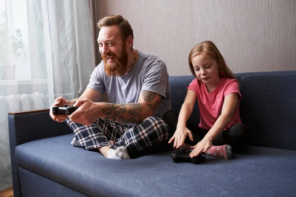 Otec a malá holka dítě se baví zapojeni do rodinné aktivity — Stock fotografie