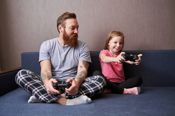 Otec a dcera hrají videohry na konzoli — Stock fotografie