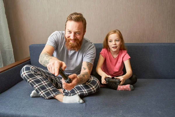 Táta těší videohry se svou roztomilou úžasnou dcerou — Stock fotografie