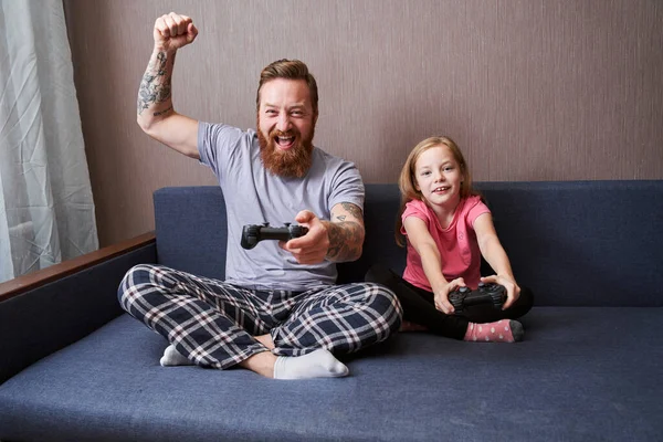 Otec a jeho roztomilá dcera hraní na konzoli — Stock fotografie