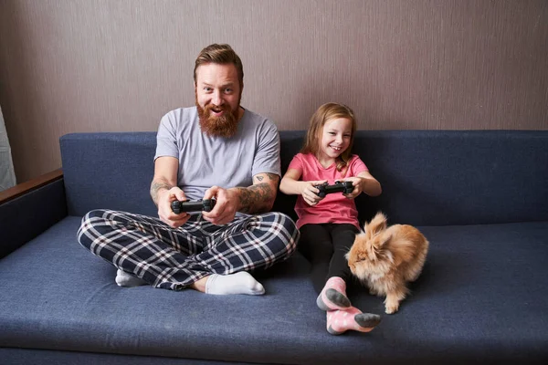 Táta a předškolní dcera sedí na gauči — Stock fotografie