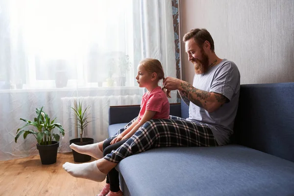 Padre peinando los pelos de la pequeña hija rubia — Foto de Stock