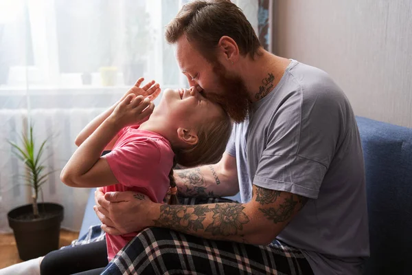Flicka tillbringar en dag med far — Stockfoto