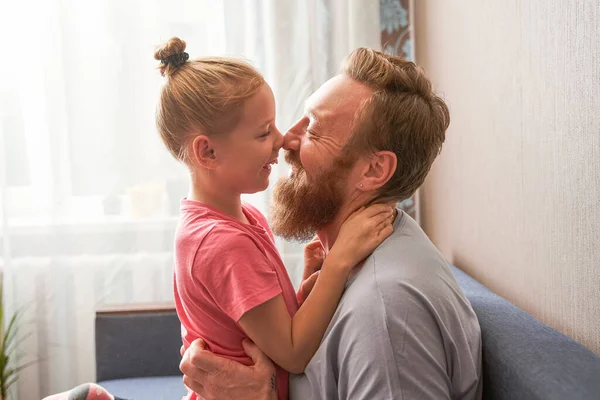 Hija sonriendo y tocando con la nariz con su padre — Foto de Stock