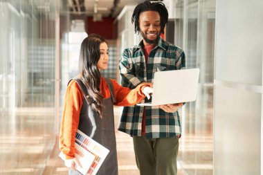 Üniversite binasında duran çok ırklı öğrenciler