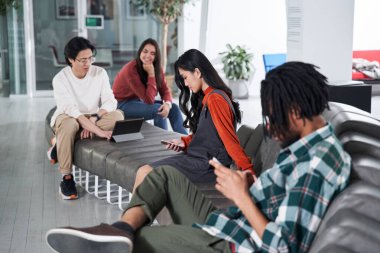 Sınavlara birlikte hazırlanan çekici grup arkadaşları.