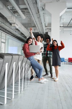 Dört farklı sınıf arkadaşı eğleniyor ve yüksek sesle gülüyor.