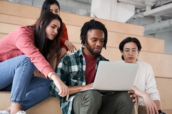 Grupa studentów zagranicznych patrzących na laptop w szkole — Zdjęcie stockowe