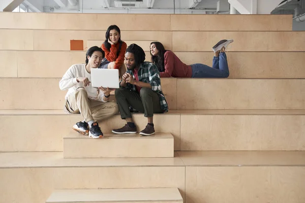 Grupo de estudantes ou adolescentes com computador portátil — Fotografia de Stock