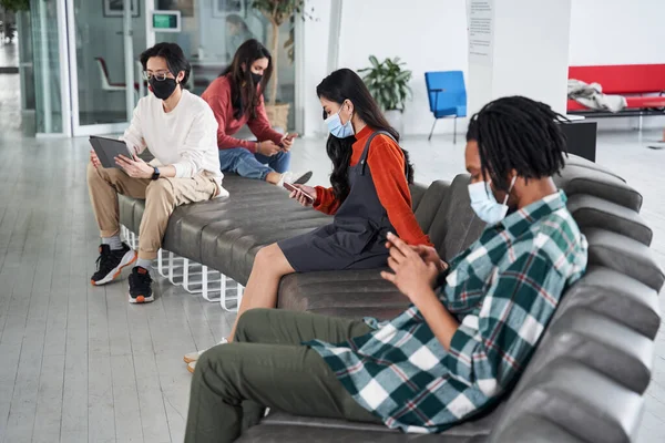 Sınavlara hazırlanan koruyucu maskeler takan dost canlısı grup arkadaşları.