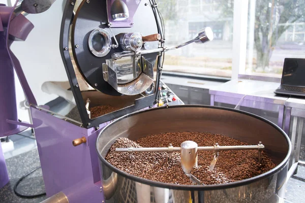 Kahve çekirdekleri modern ekipmanlarda yer alıyor.