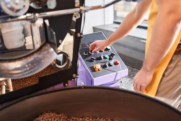 Barista kahve makinesini ayarlıyor. — Stok fotoğraf