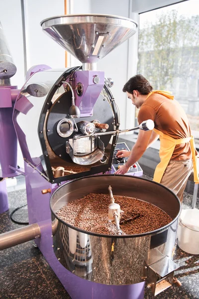 Barista kahve makinesini ayarlıyor.