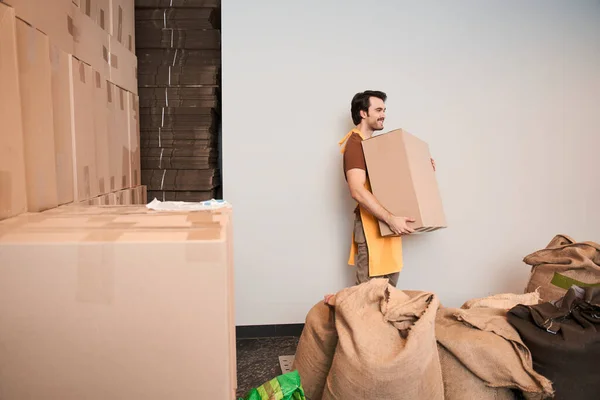Trabajador sosteniendo caja de armario — Foto de Stock