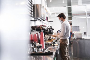 Barista espresso makinesiyle kahve yapıyor.