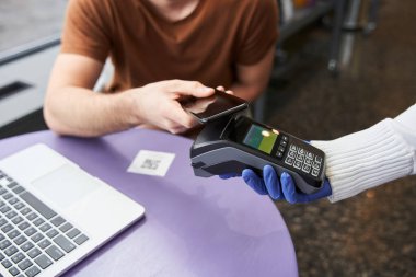 Müşteri akıllı telefon kullanarak kablosuz veya temassız ödeme yapıyor