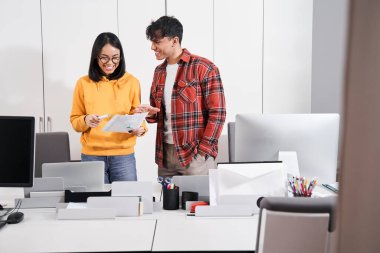 İki insan eğleniyor.